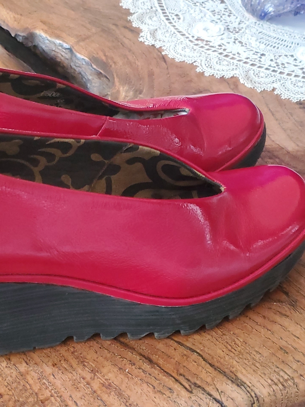 London FLY red Wedge Pump Size 8